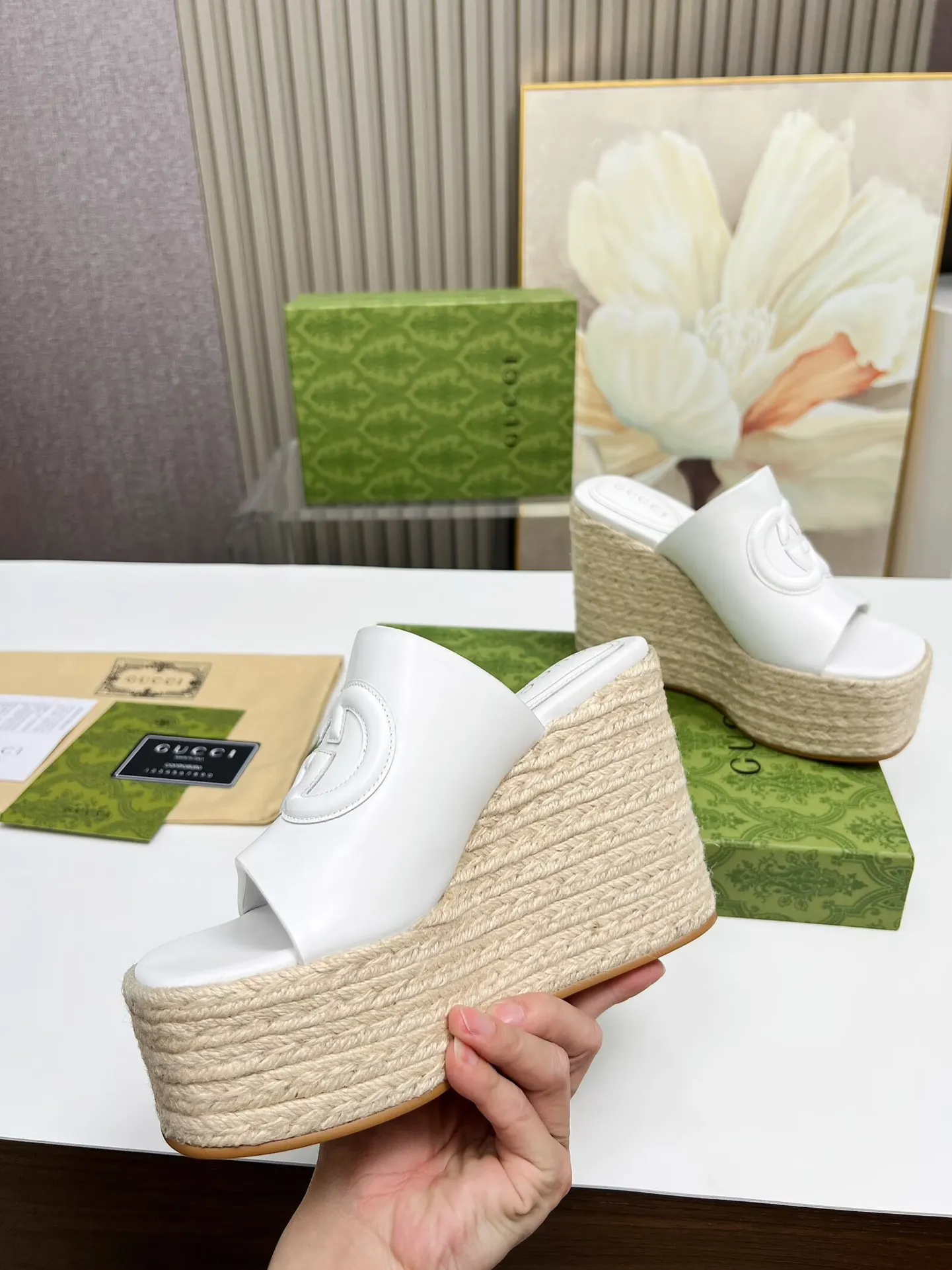 👟👟Ex-factory price 460👟👟 Gucci's new slippers, fashionable, high-end and full of personality✅ Very stable, comfortable and durable for daily use, convenient and unique for daily matching, a must-have classic for summer, the upper is made of GUCCI brand stitching Fabric: cowhide Lining/foot pad: sheepskin Water platform height: 11cm Color: black, white, brown Code number: 35-42 (41 and 42 need to be customized) Packaging: Comes with cloth bag and card.